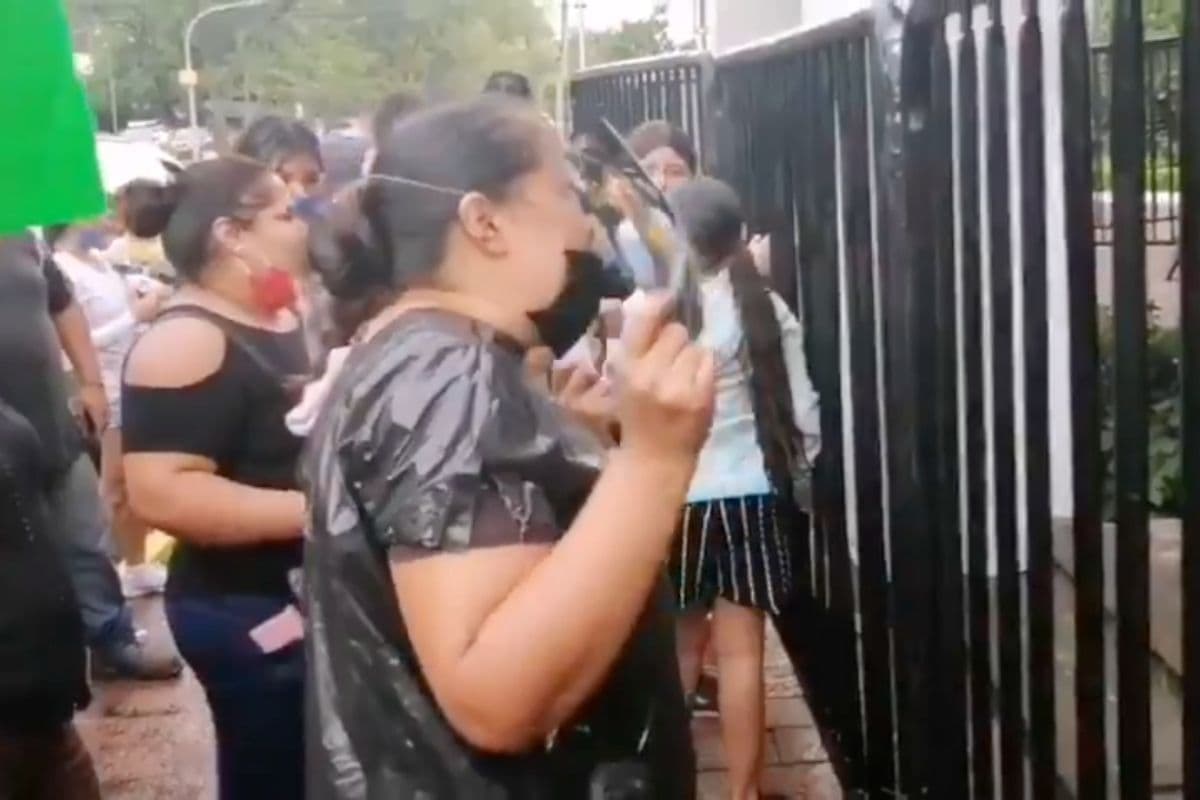 Familiares de desaparecidos protestan frente a casa Jalisco. Foto: Especial Twitter @arturocampos05.