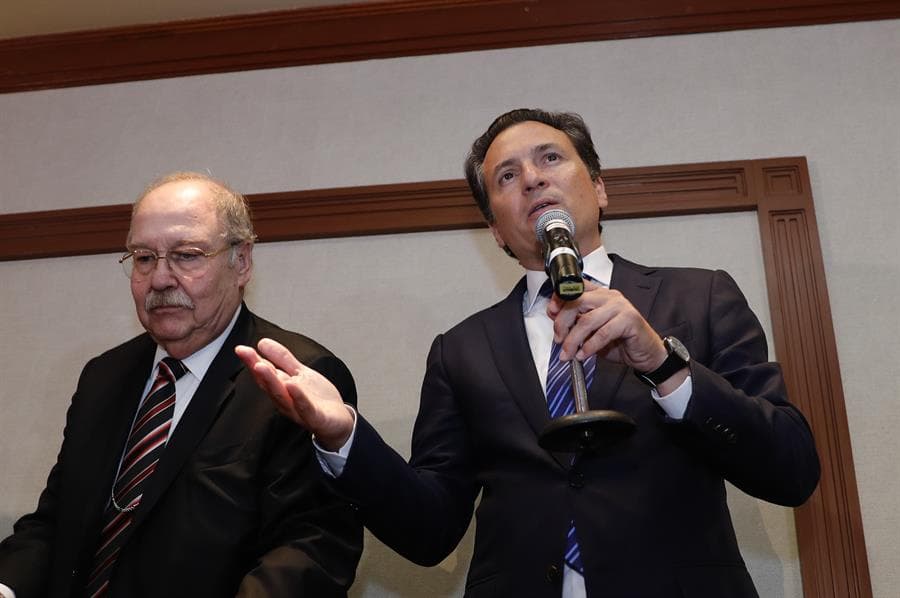 Javier Coello (i), abogado del exdirector de Pemex, junto a Emilio Lozoya (d), en agosto de 2017. Foto: EFE.