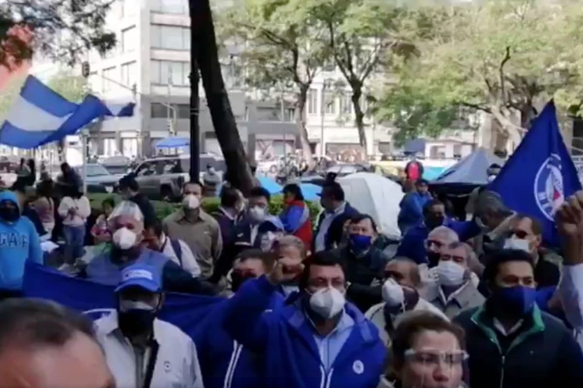 Manifestantes de la Cooperativa Cruz Azul este martes. Foto: Especial Twitter @RedVialRC