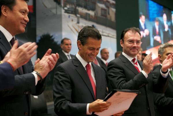 Al centro el expresidente Enrique Peña Nieto, entrega el Programa Nacional de Infraestructura 2014-2018. (d) Luis Videgaray, exsecretario. Foto: Twitter @EPN.