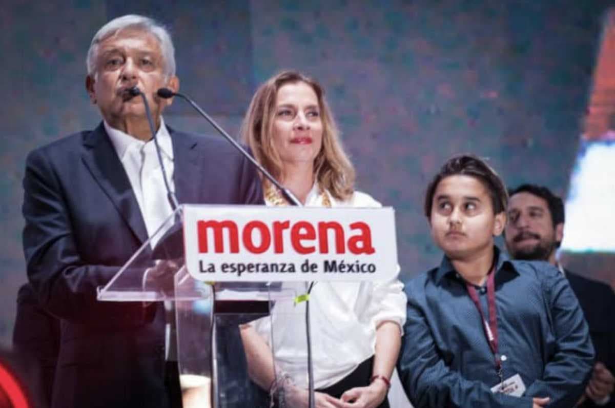 El presidente Andrés Manuel López Obrador, su esposa Beatriz Gutiérrez y su hijo menor Jesús Ernesto. Foto: Morena