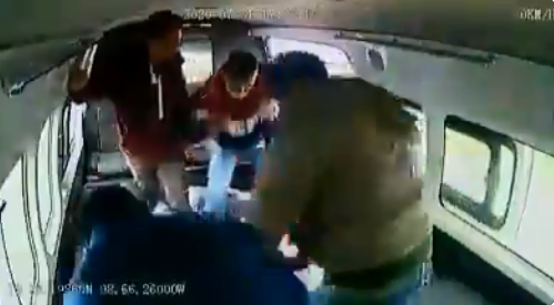 Pasajeros de transporte público propinan una fuerte golpiza a un asaltante. Foto: Especial