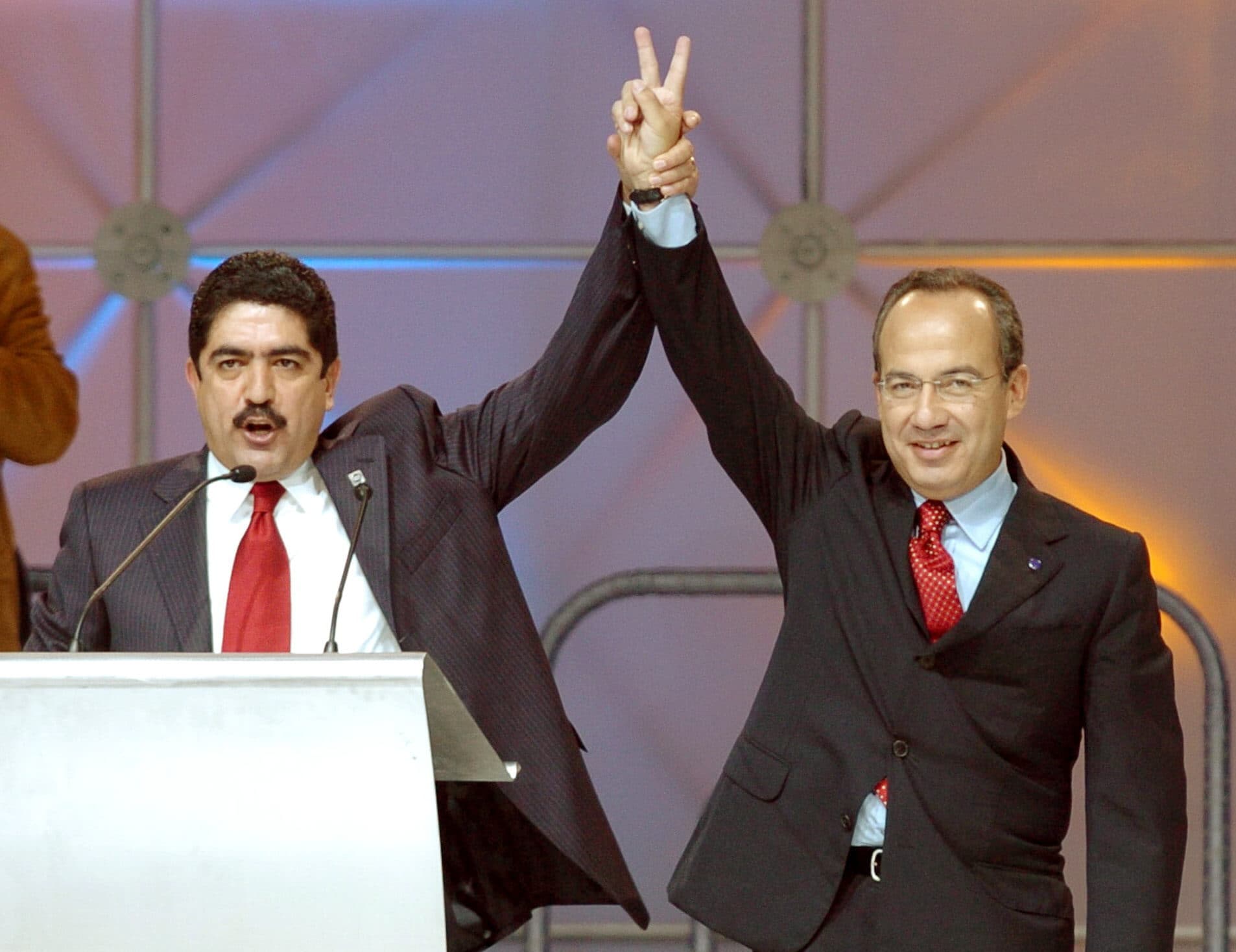 El expresidente del Partido Acción Nacional (PAN), Manuel Espino y Felipe Calderón Hinojosa, expresidente de México en diciembre de 2005. Foto: EFE