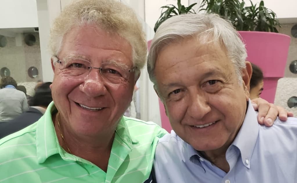 El periodista Carlos Alazraki y el presidente Andrés Manuel López Obrador. Foto: Twitter @Dolores_PL