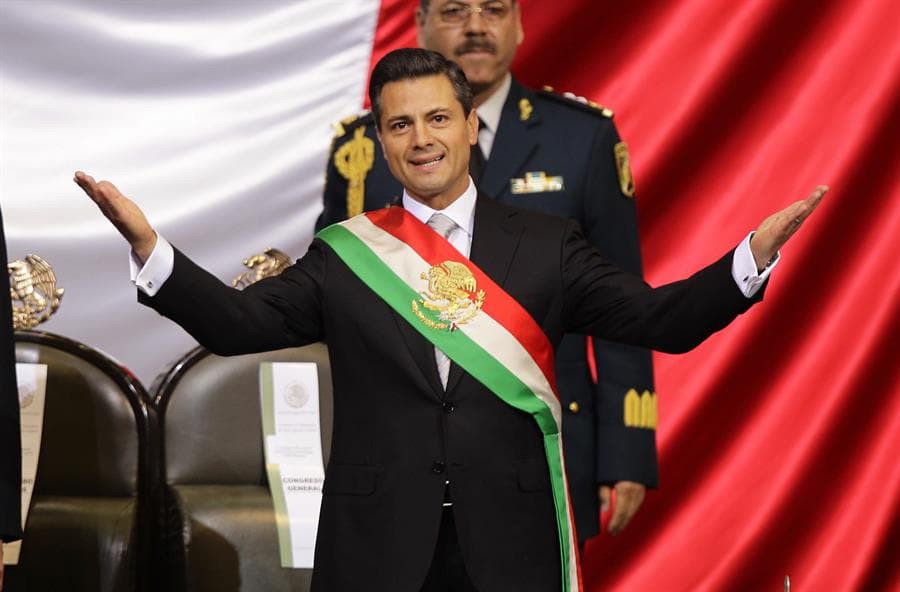 El exmandatario, Enrique Peña Nieto, con la banda presidencial durante su investidura en 2012. Foto: EFE.