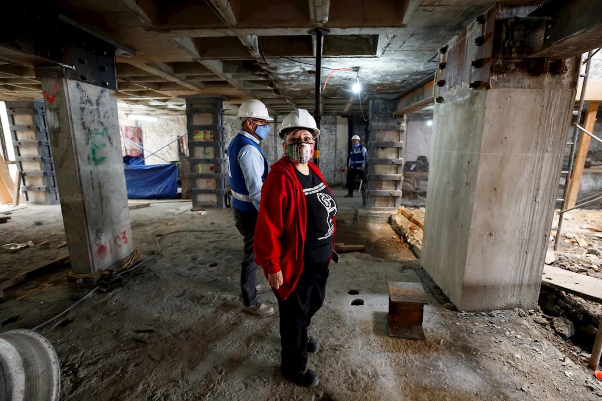 Trinidad Godínez, muestra el lunes 14 de septiembre de 2020, la obra de reconstrucción del edificio que habitaba en Ciudad de México y que fue afectado por el sismo del 19S. Foto: EFE.