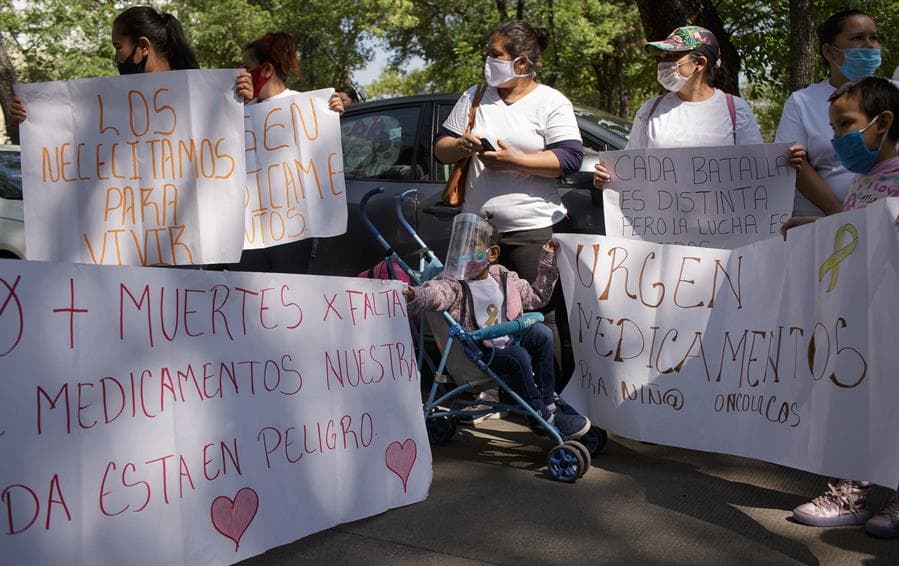 Protesta de padres de familia que exigen medicinas para niños con cáncer. Foto: EFE