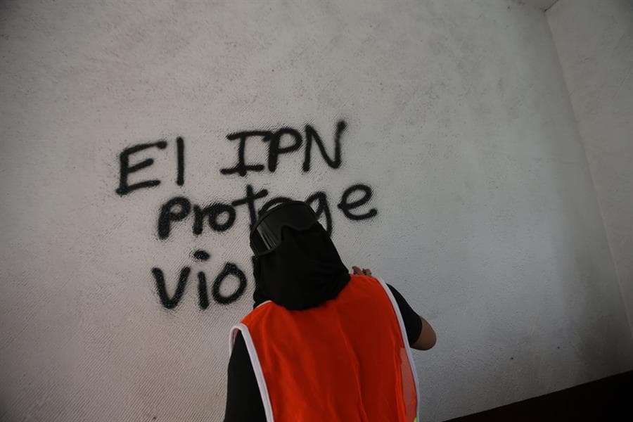 Activista realiza pinta en instalaciones del Centro de Estudios Científicos y Tecnológicos (CECyT) 4 del IPN. Foto: EFE