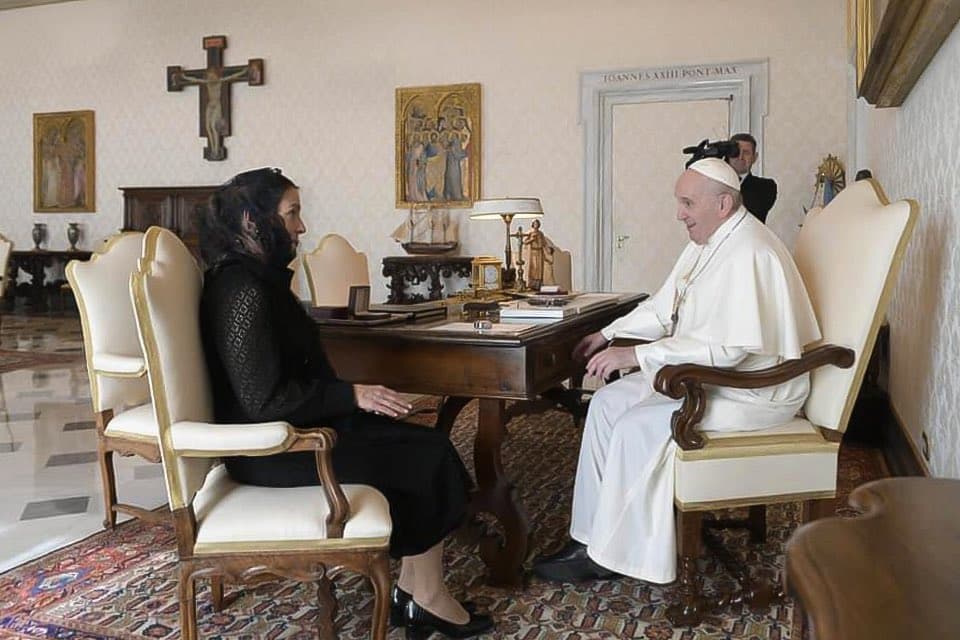 (i) Beatriz Gutiérrez Müller y (d) Papa Francisco. Foto: Twitter @lopezobrador_