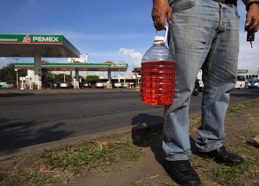 Vista general de una gasolinera de Pemex. Foto: EFE.
