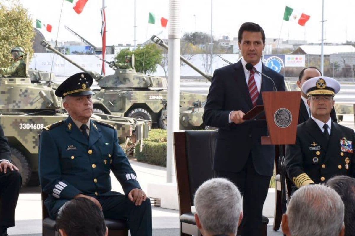 (i) Salvador Cienfuegos, entonces secretario de Defensa del sexenio de (d) Enrique Peña Nieto. Foto: Facebook @SEDENAmxOficial.