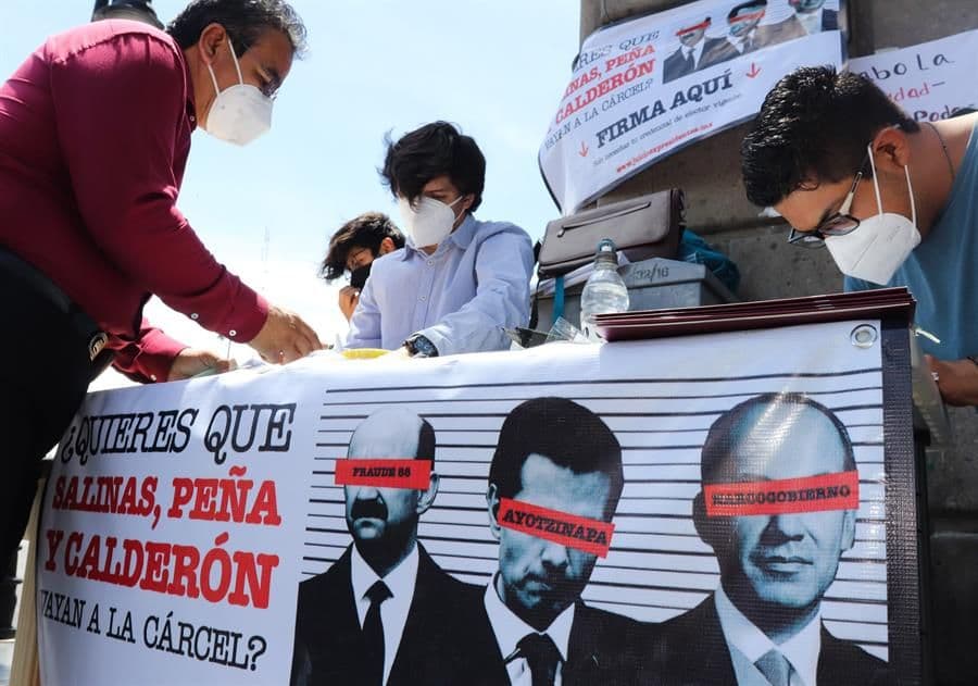 Recolectan firmas para el juicio a los expresidentes. Foto: Twitter @epigmenioibarra.