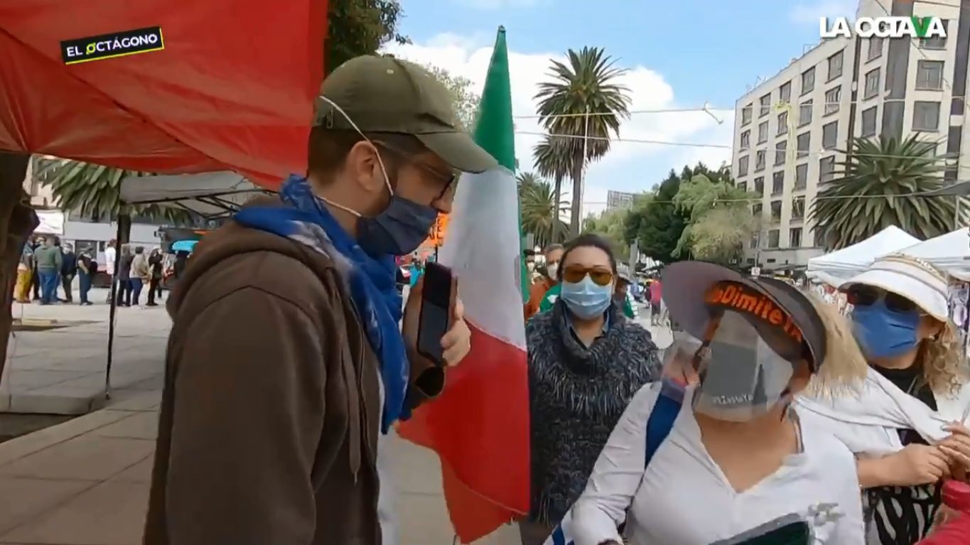 Hernán Gómez, conductor de La Octava, es insultado por manifestantes del Frenaaa. Foto: Especial