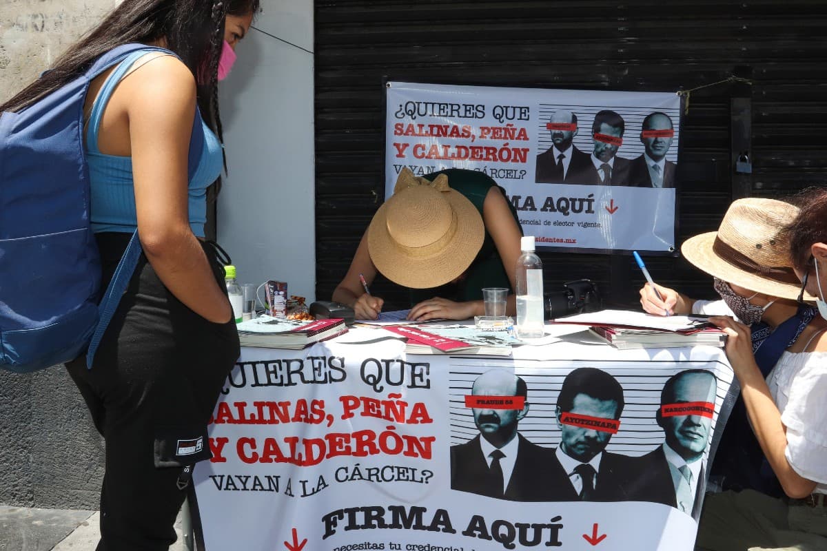 INE halla registro de personas muertas en solicitud de consulta para enjuiciar a expresidentes. Foto: EFE