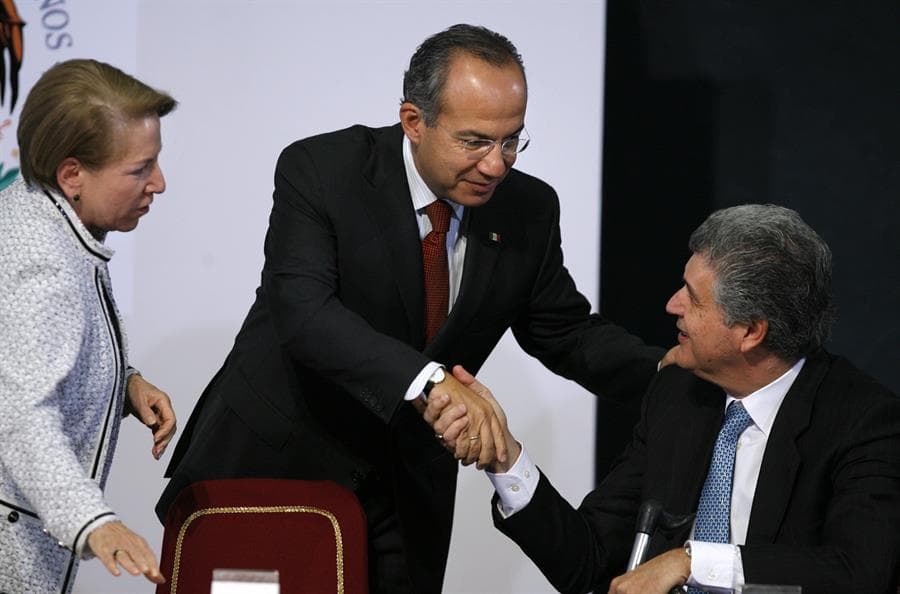 El expresidente de México Felipe Calderón (centro) y la secretaria de energía Georgina Kessel (i) durante la rendición de cuentas y transparencia en PEMEX y la Comisión Federal de Electricidad en 2007. Foto: EFE.
