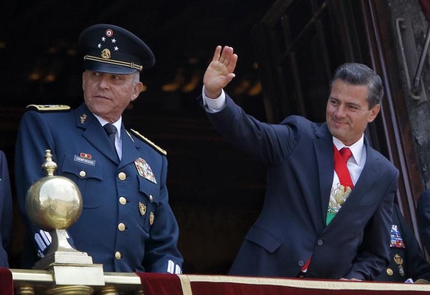 El exsecretario de la Defensa Nacional, Salvador Cienfuegos (i), junto al expresidente Enrique Peña Nieto (d) en 2017. Foto: EFE.