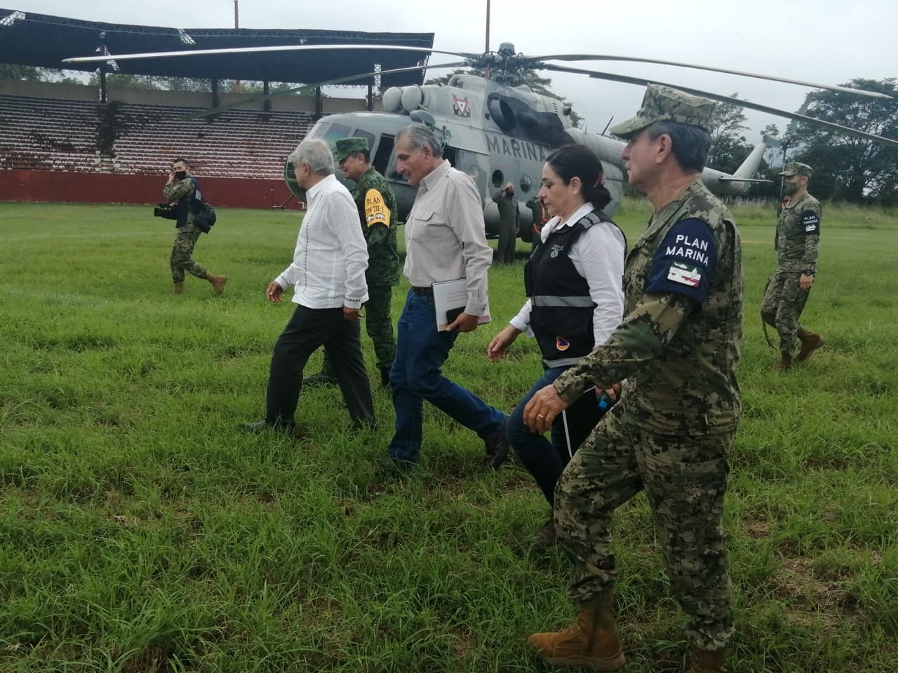 El presidente López Obrador con el gobernador de Tabasco, Adán Augusto López, y personal del Ejército y Protección Civil. Foto: Twitter Protección Civil