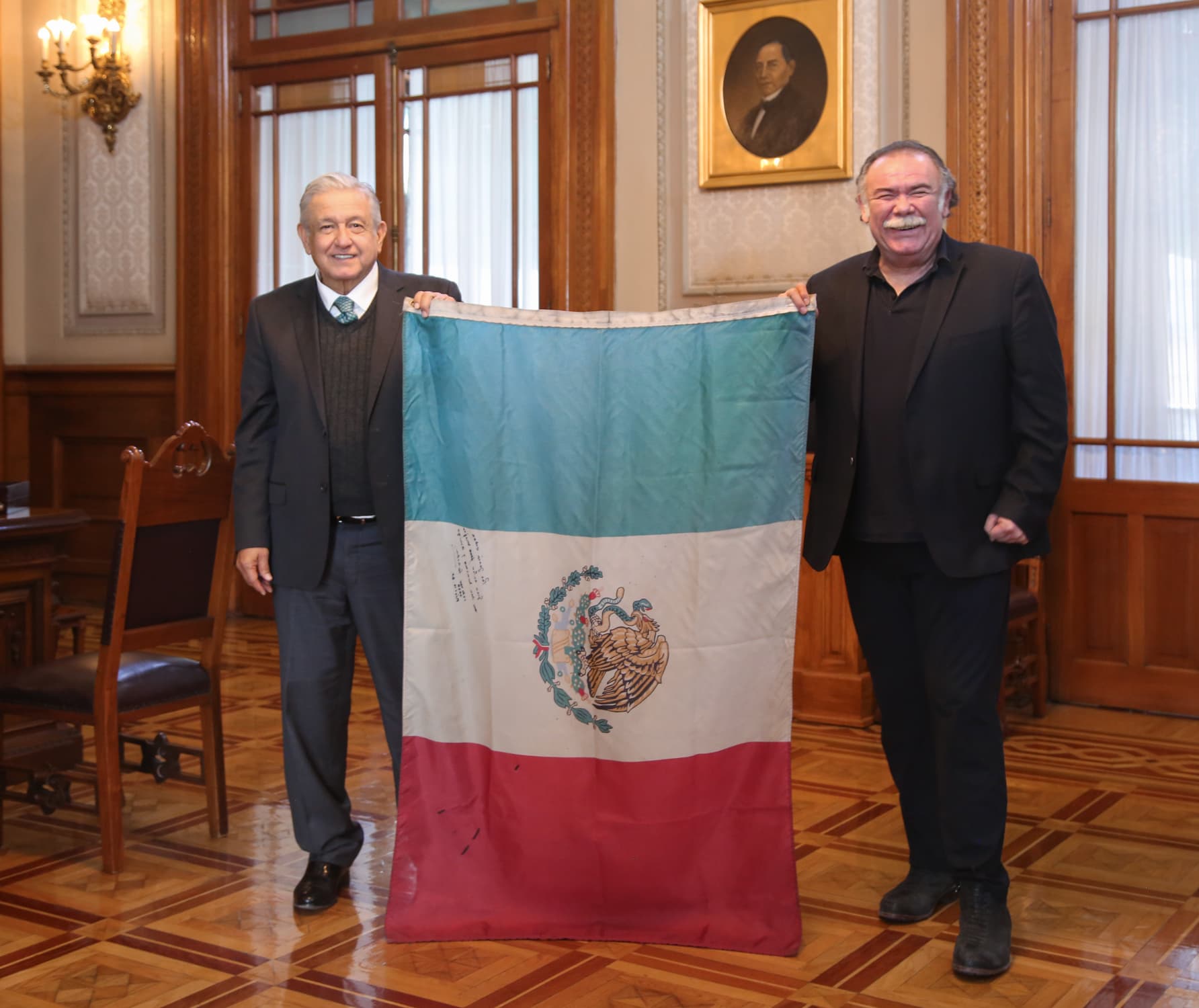 El presidente Andrés Manuel López Obrador y el actor Jesús Ochoa. Foto: Twitter @lopezobrador_