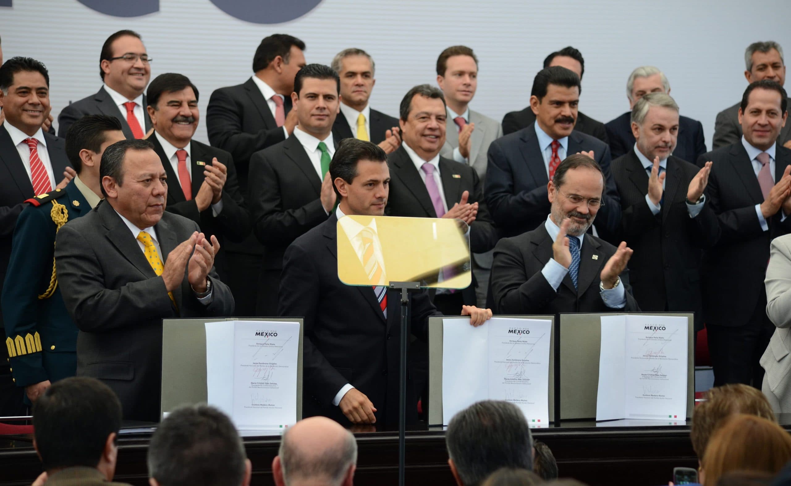 La firma del Pacto por México en diciembre de 2012, el exlíder del PRD, Jesús Zambrano, el expresidente Enrique Peña Nieto y el exlíder del PAN, Gustavo Madero.