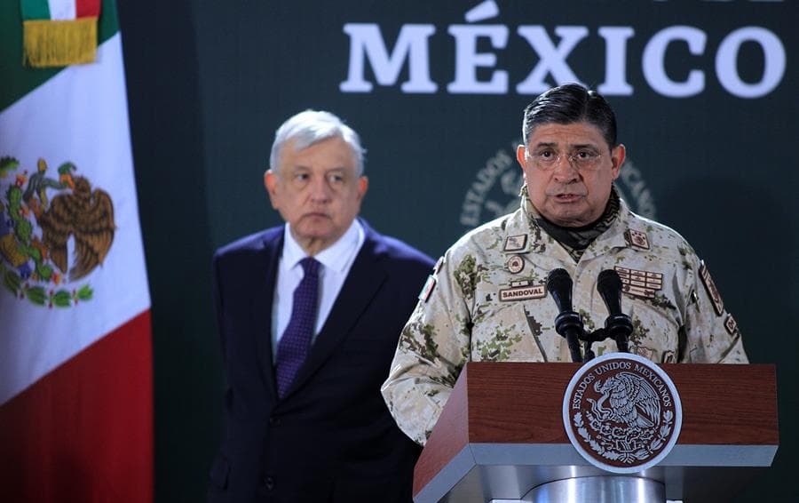 (i) Presidente Andrés Manuel López Obrador. (d) Secretario de la Secretaria de la Defensa Nacional, Luis Cresencio Sandoval. Foto: EFE.