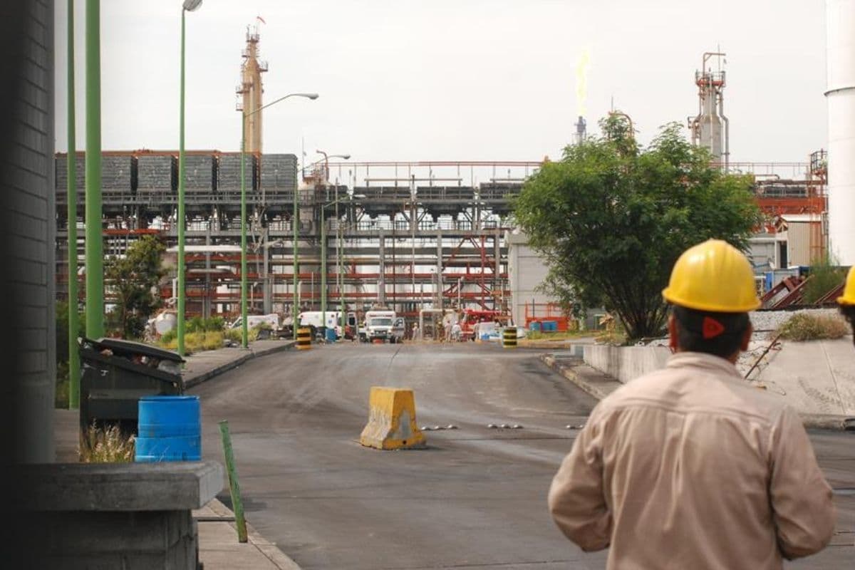 Trabajadores de Pemex observan las maniobras de los servicios de rescate y médicos tras la explosión del 7 de septiembre de 2010. Foto: EFE