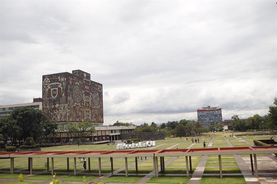 Vista general de la biblioteca central (i) de la UNAM. Foto: EFE.