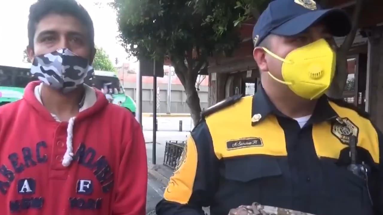 VIDEO: policía de la CDMX devuelve mochila con 30 mil pesos y recibe ascenso