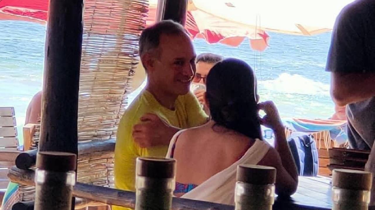 López-Gatell recibe críticas en redes sociales por fotos en la playa