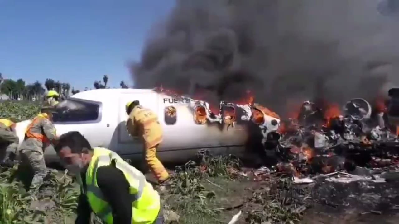 VIDEO: Avión de la Sedena cae en Xalapa; reportan muertos