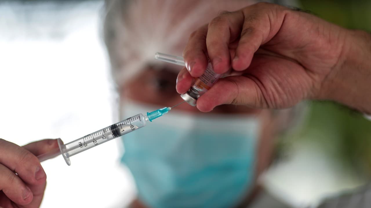 Farmacias aplican vacuna contra la COVID-19 en EU