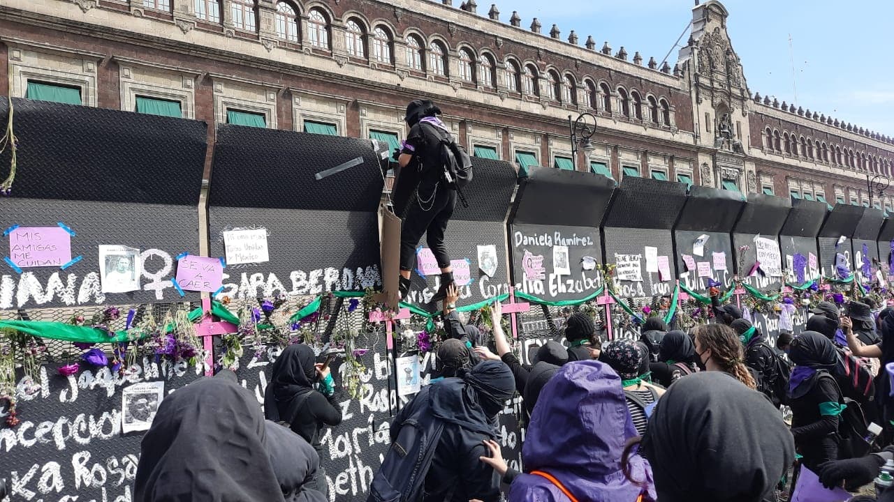 Alrededor de mil 500 mujeres marchan este 8 de marzo