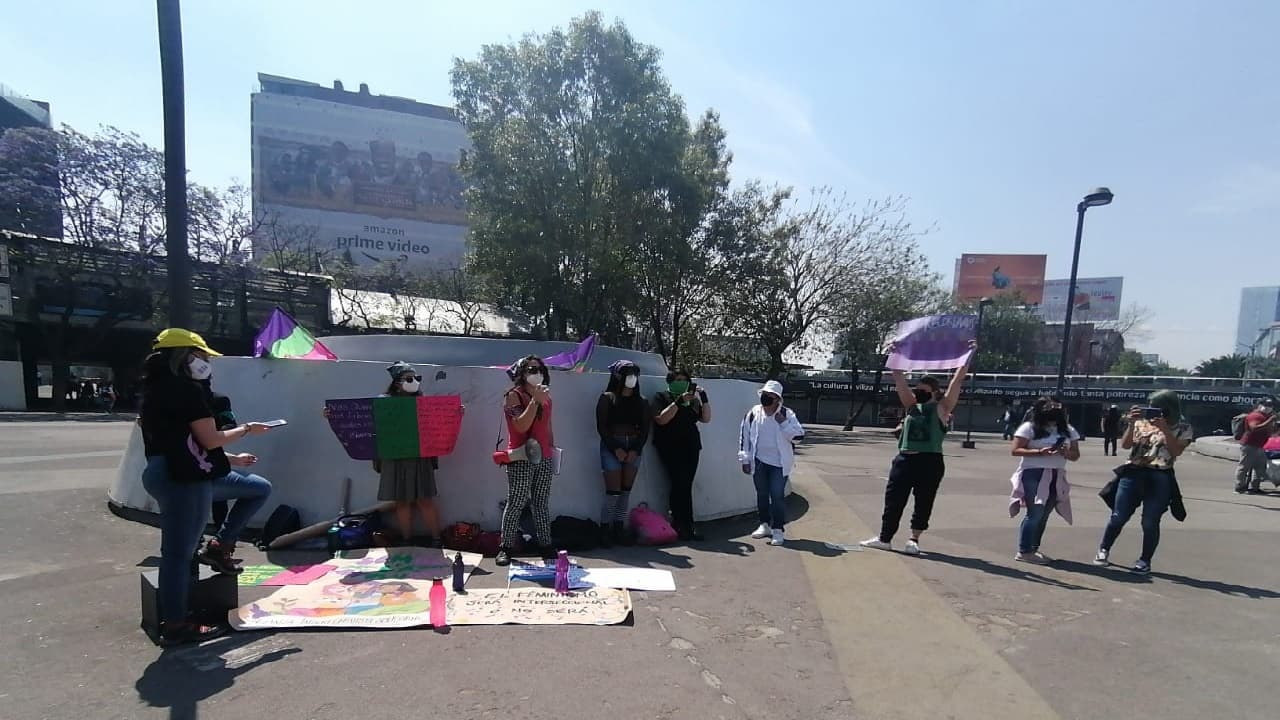 Diversas colectivas feministas marchan en la CDMX