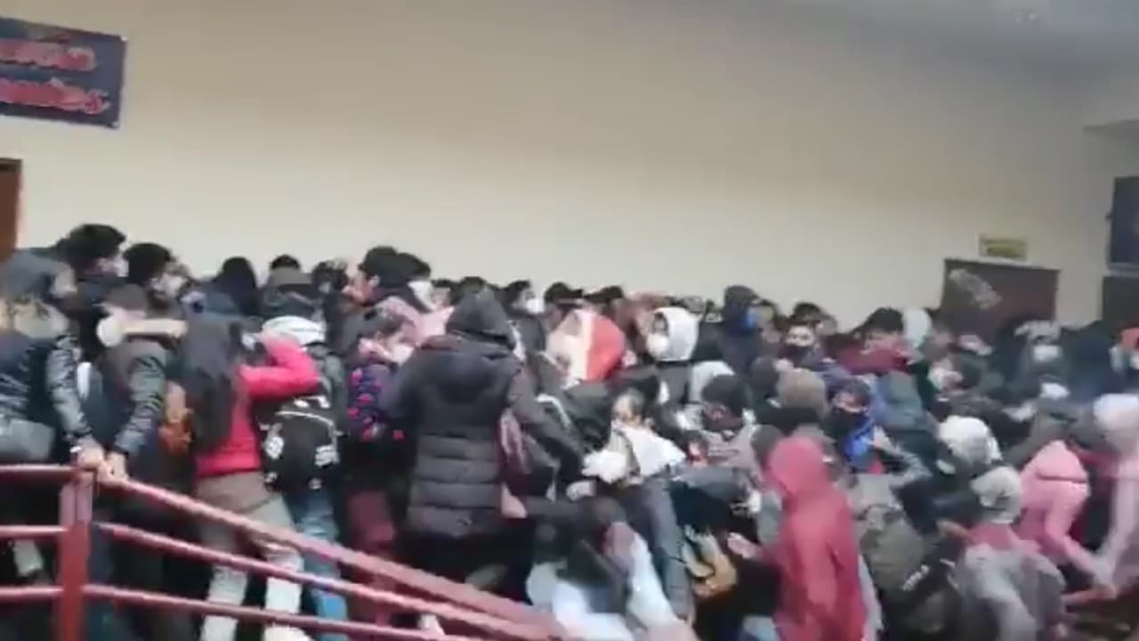 VIDEO: 3 estudiantes mueren al caer desde cuarto piso
