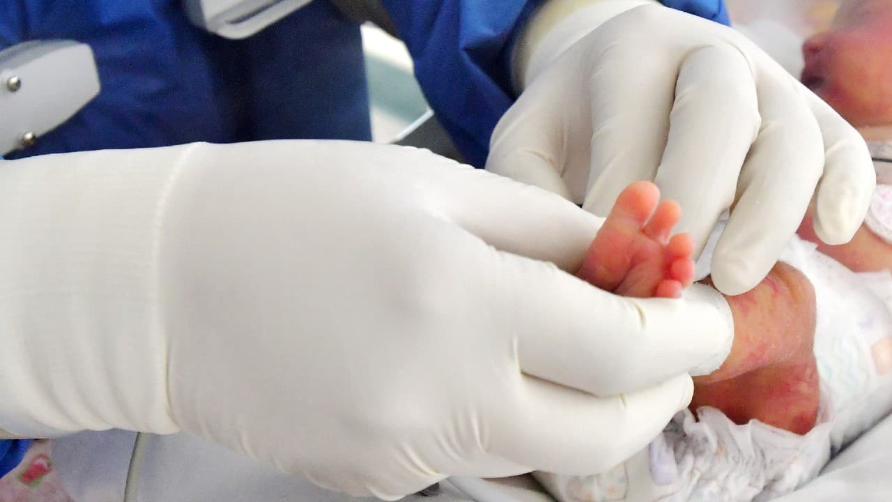 Bebé con anticuerpos contra COVID-19 nace en México