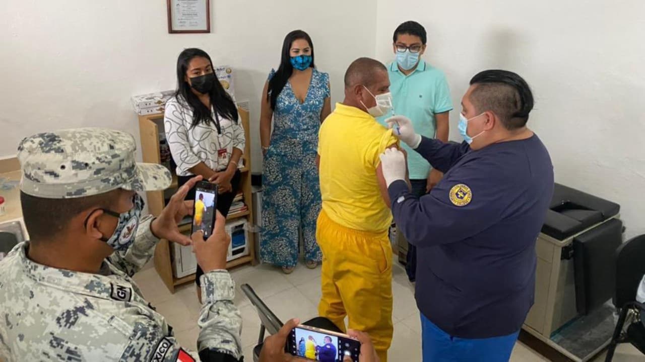 5 presos reciben vacuna contra la COVID-19 al interior de Cereso