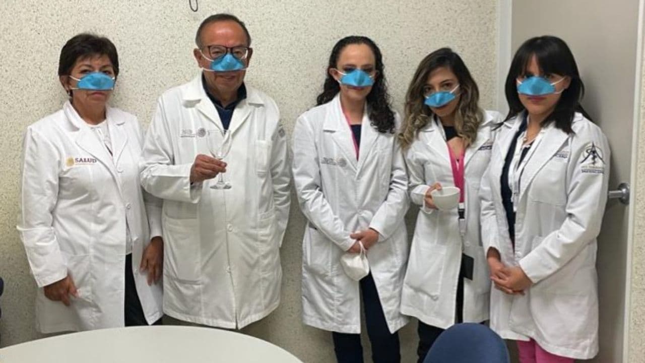 Investigadores mexicanos con la mascarilla nasal