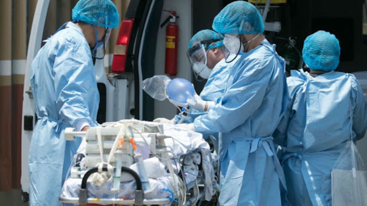 No se despedirá a personal de salud: AMLO