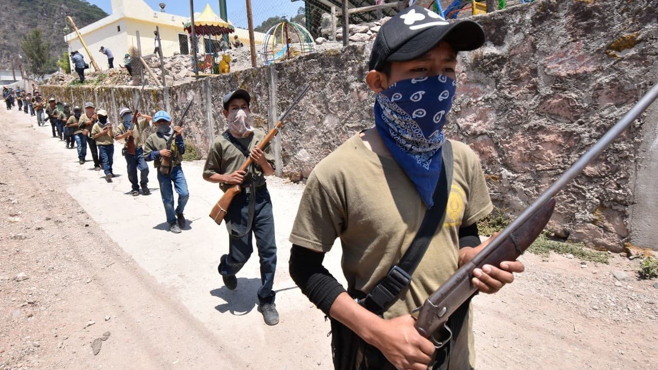 VIDEO: Niños desfilan con policía comunitaria contra el narco en Guerrero