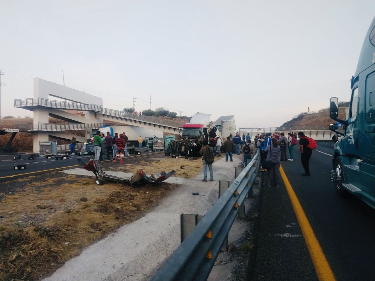 Puente Peatonal cae tras impacto de tráiler