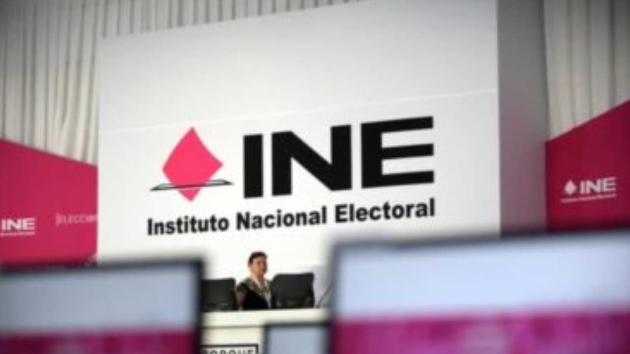 INE se declara incompetente para resolver quejas contra AMLO