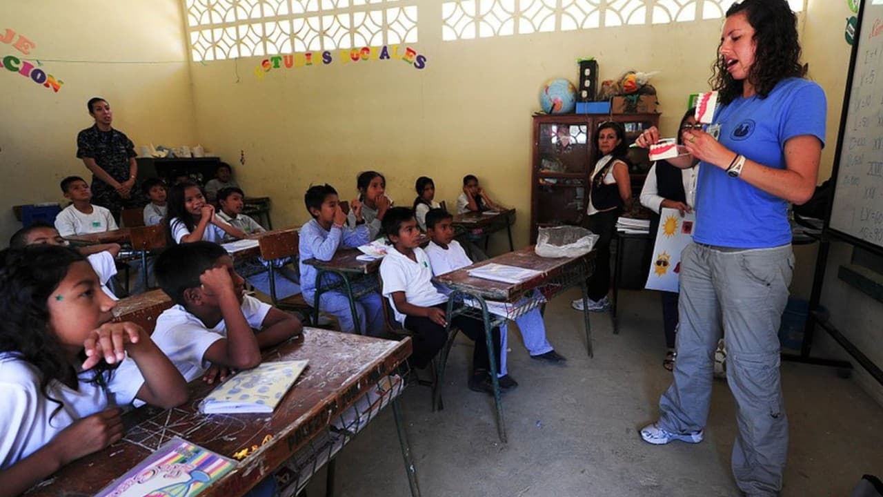 Felicita a maestros en su día: AMLO