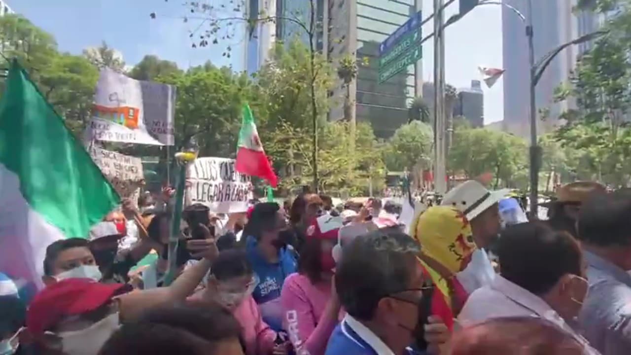 VIDEO: Familiares de víctimas de la L12 se deslindan de Frenaaa durante marcha