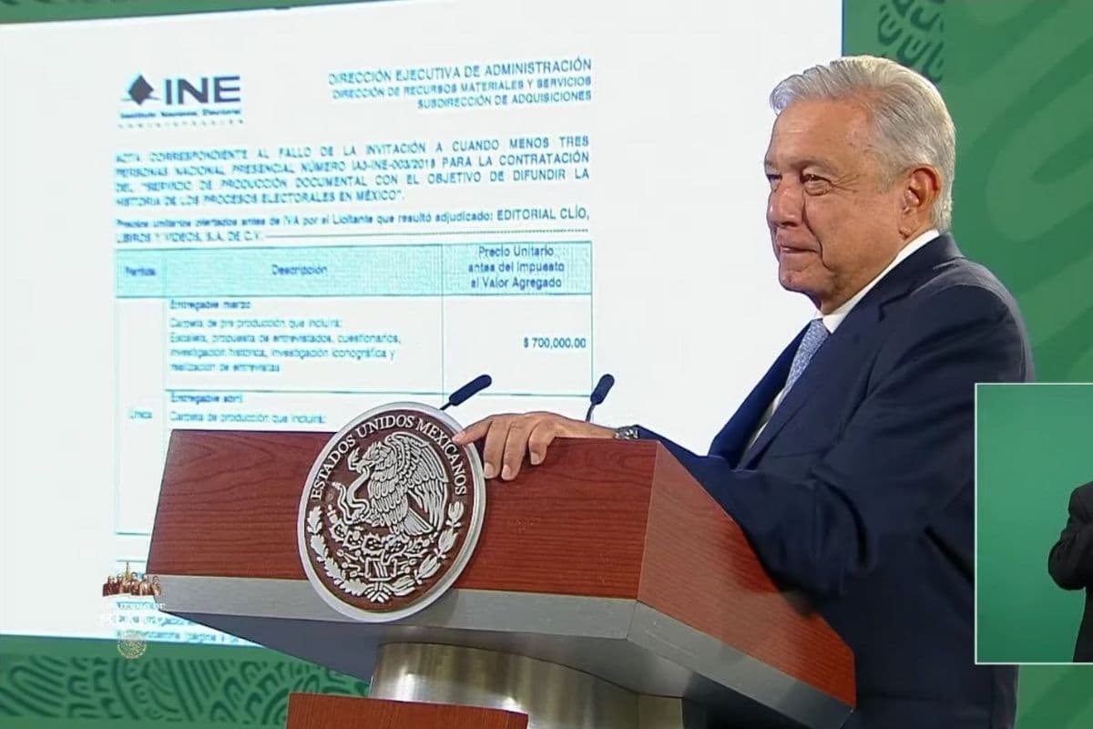 AMLO exhibe contrato millonario INE