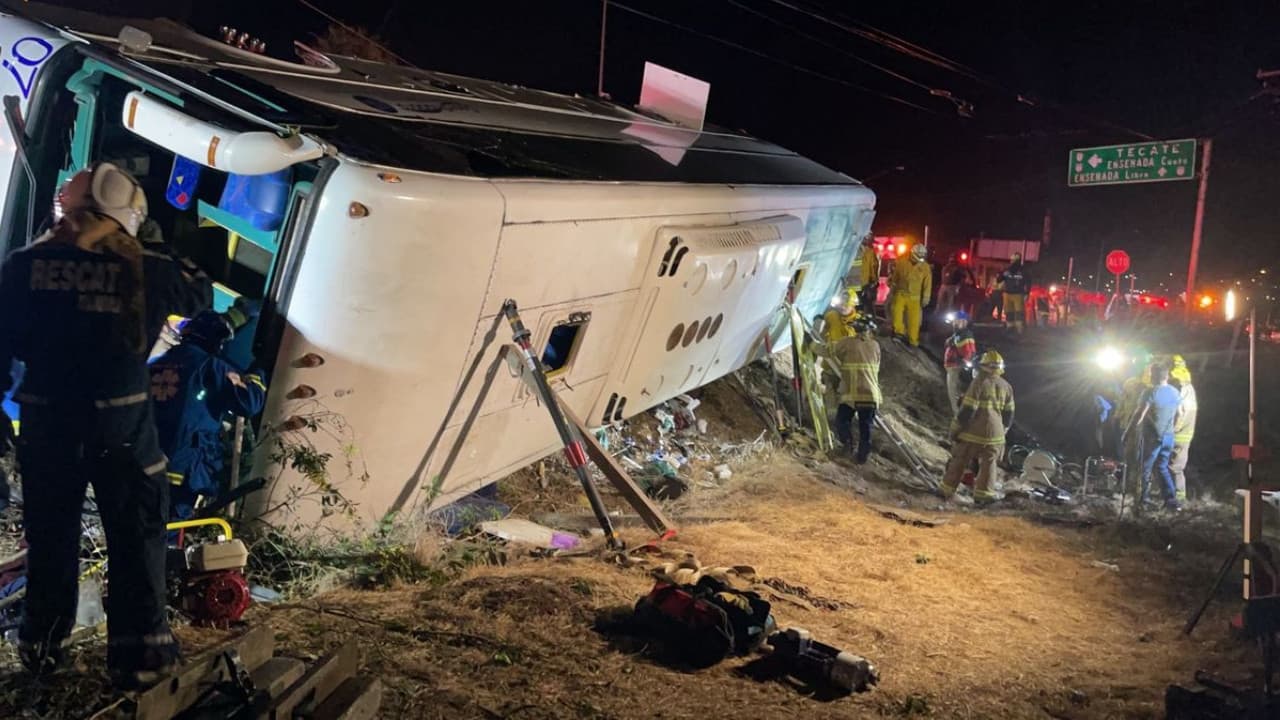 7 muertos y 6 heridos deja volcadura de camión turístico en Baja California