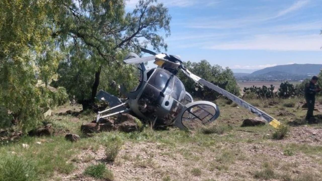Se desploma helicóptero de la Fuerza Aérea Mexicana cerca de Santa Lucía