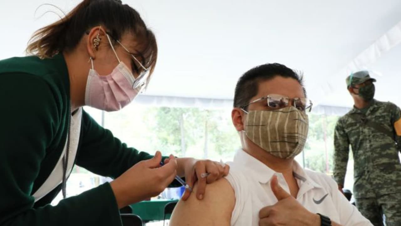 México, ha vacunado al 34 % de su población mayor de 18 años