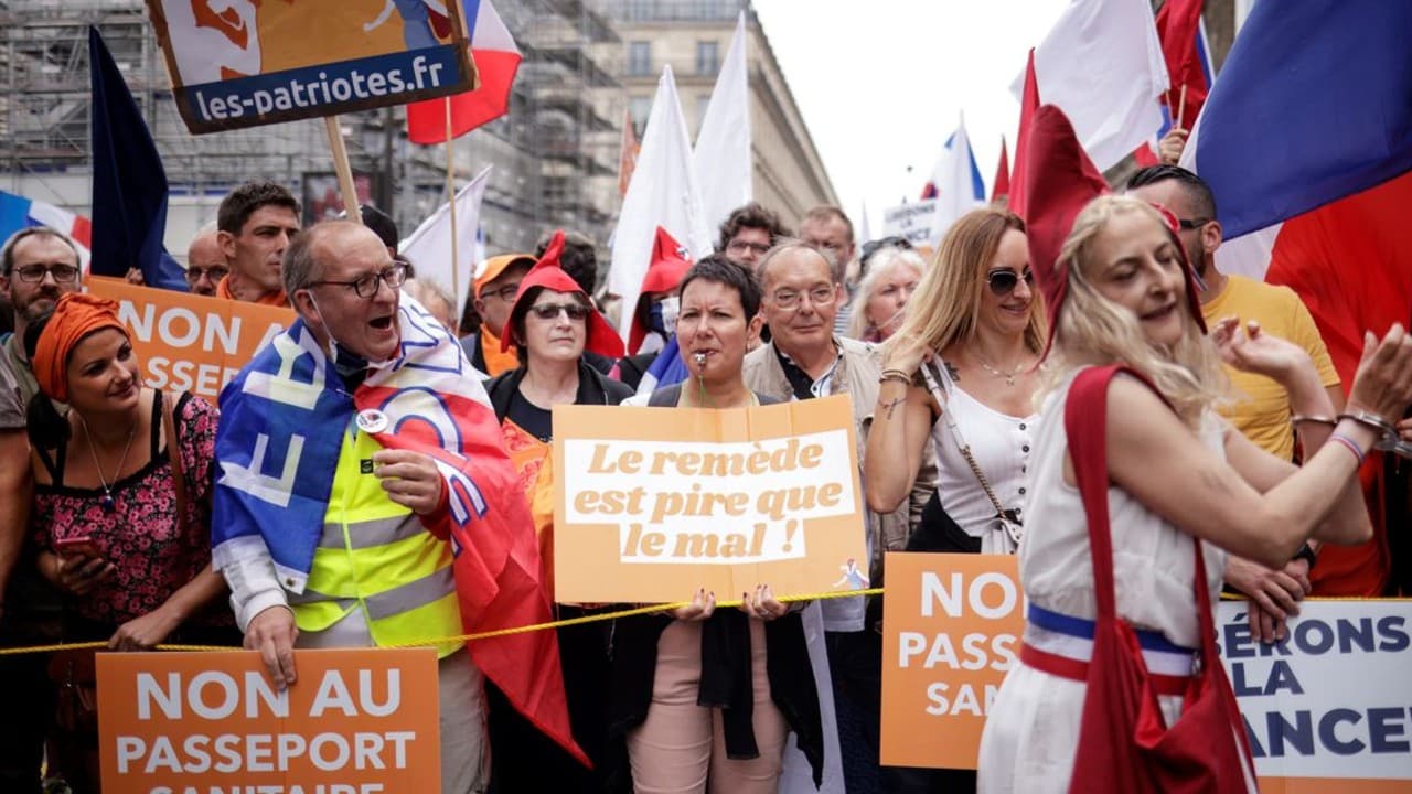 Protestan en Francia por vacunación obligatoria y pase de salud