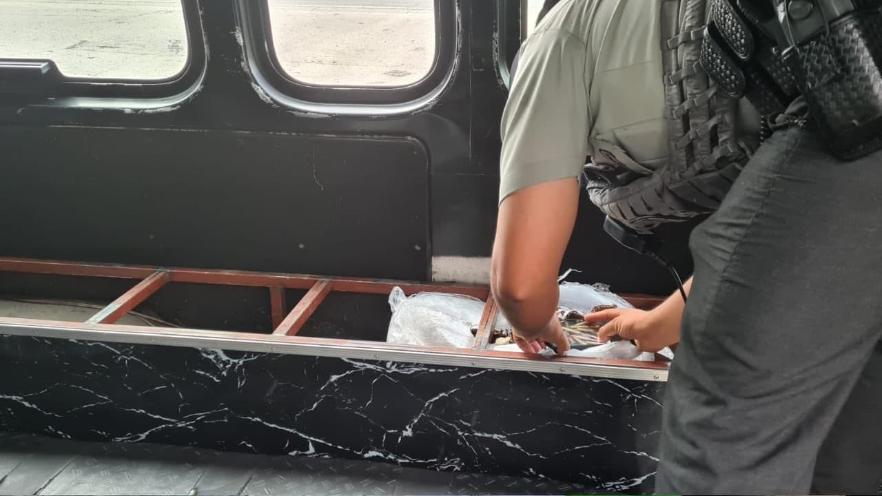 Detienen a personas que transportaban cartuchos para fusil de asalto