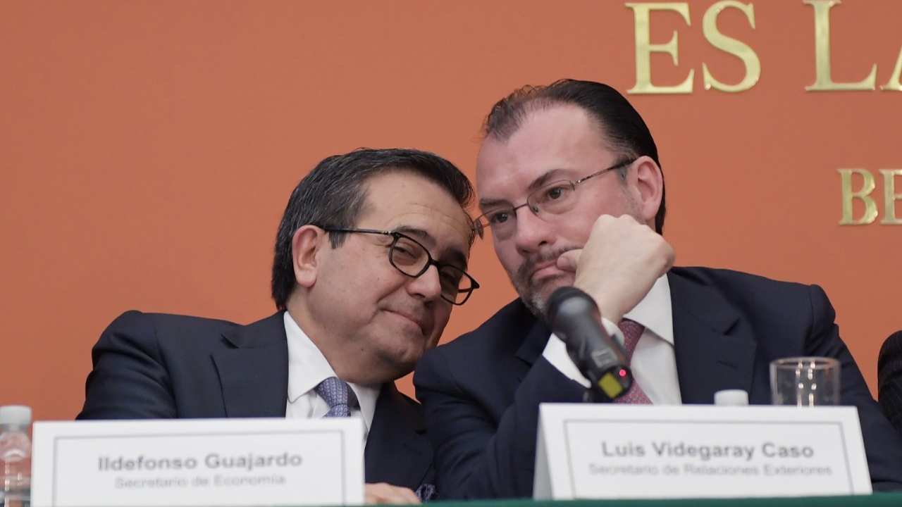 El exsecretario de Economía, Ildefonso Guajardo (i) conversa con el excanciller, Luis Videgaray (d) en rueda de prensa en agosto 2018. Foto: EFE.