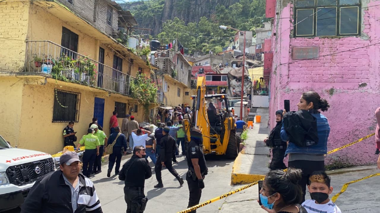 Se desgaja cerro en Tlalnepantla, Edomex